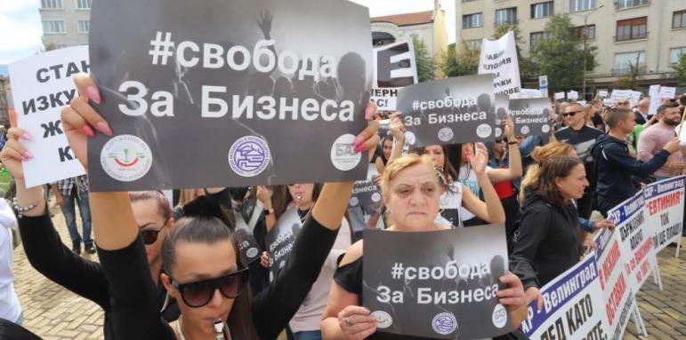 Пред парламента ври. Хиляди на бунт, искат компенсации